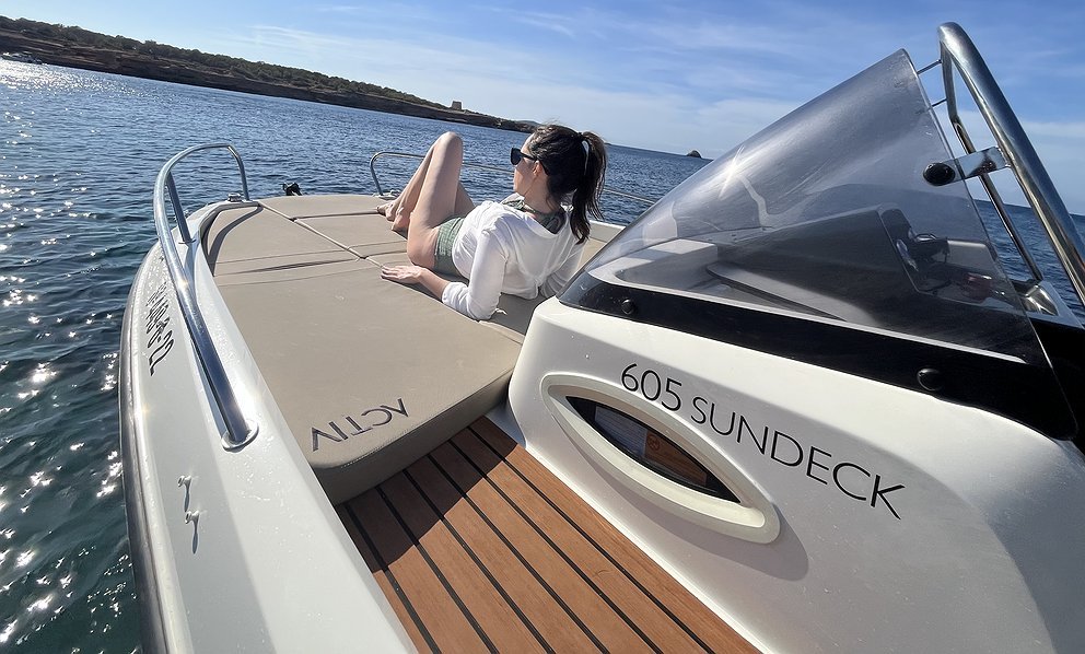 quicksilver-605-sundeck_pxKz6Vb.JPG.992x598_q85_box-349,806,4028,3024_crop_detail